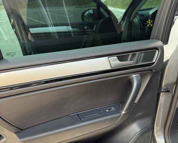 Серый Фольксваген Туарег, объемом двигателя 3 л и пробегом 242 тыс. км за 33000 $, фото 7 на Automoto.ua