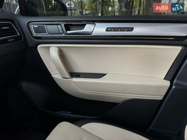 Серый Фольксваген Туарег, объемом двигателя 3 л и пробегом 123 тыс. км за 33333 $, фото 51 на Automoto.ua