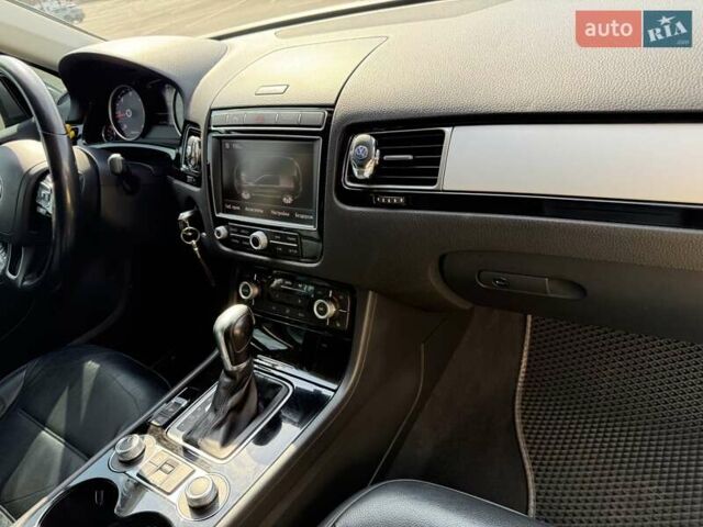 Серый Фольксваген Туарег, объемом двигателя 3 л и пробегом 242 тыс. км за 33000 $, фото 9 на Automoto.ua