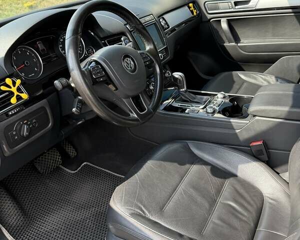 Серый Фольксваген Туарег, объемом двигателя 3 л и пробегом 242 тыс. км за 33000 $, фото 3 на Automoto.ua