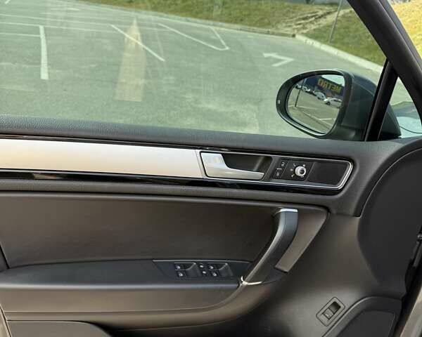 Серый Фольксваген Туарег, объемом двигателя 3 л и пробегом 242 тыс. км за 33000 $, фото 4 на Automoto.ua