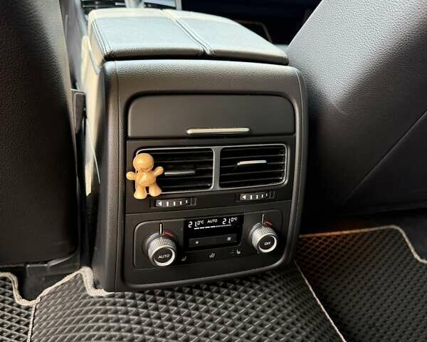 Серый Фольксваген Туарег, объемом двигателя 3 л и пробегом 242 тыс. км за 33000 $, фото 6 на Automoto.ua