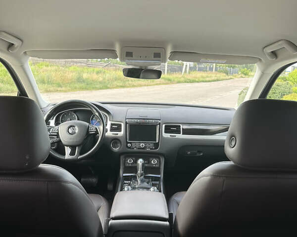 Серый Фольксваген Туарег, объемом двигателя 3 л и пробегом 230 тыс. км за 32000 $, фото 8 на Automoto.ua