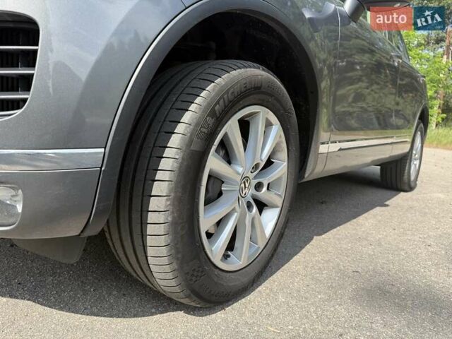 Серый Фольксваген Туарег, объемом двигателя 3 л и пробегом 223 тыс. км за 30000 $, фото 21 на Automoto.ua