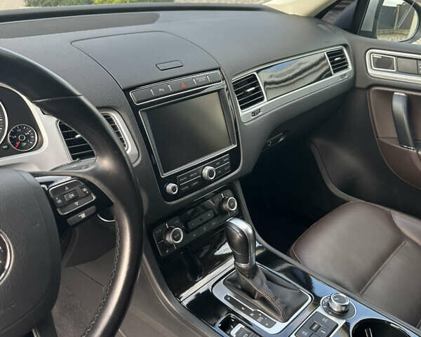 Серый Фольксваген Туарег, объемом двигателя 3 л и пробегом 230 тыс. км за 32000 $, фото 6 на Automoto.ua