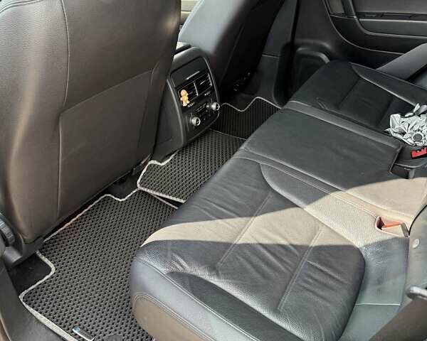 Серый Фольксваген Туарег, объемом двигателя 3 л и пробегом 242 тыс. км за 33000 $, фото 5 на Automoto.ua