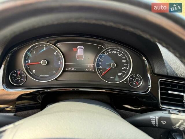 Серый Фольксваген Туарег, объемом двигателя 3 л и пробегом 242 тыс. км за 33000 $, фото 15 на Automoto.ua