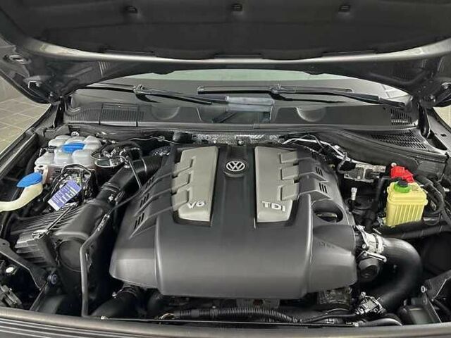 Серый Фольксваген Туарег, объемом двигателя 3 л и пробегом 130 тыс. км за 24000 $, фото 22 на Automoto.ua