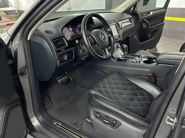 Серый Фольксваген Туарег, объемом двигателя 3 л и пробегом 130 тыс. км за 24000 $, фото 8 на Automoto.ua