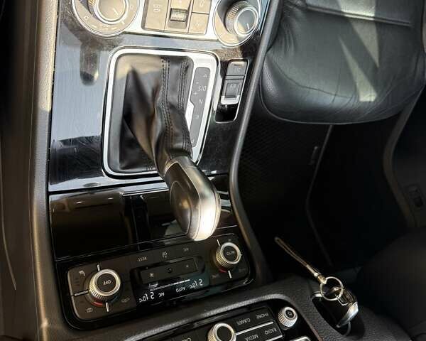 Серый Фольксваген Туарег, объемом двигателя 3 л и пробегом 242 тыс. км за 33000 $, фото 10 на Automoto.ua