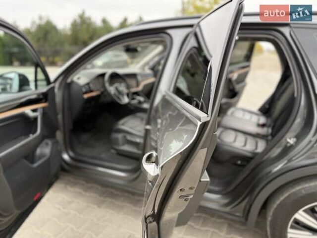 Серый Фольксваген Туарег, объемом двигателя 2.99 л и пробегом 200 тыс. км за 33700 $, фото 31 на Automoto.ua