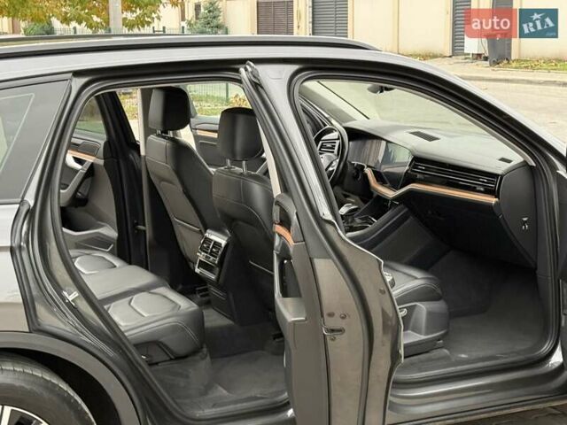 Серый Фольксваген Туарег, объемом двигателя 2.99 л и пробегом 200 тыс. км за 33700 $, фото 50 на Automoto.ua