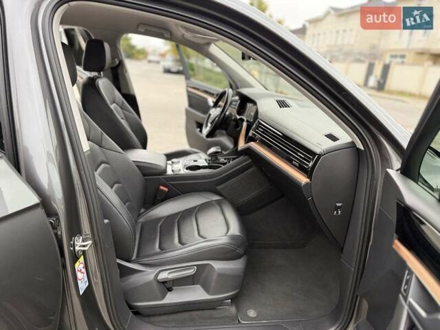 Серый Фольксваген Туарег, объемом двигателя 2.99 л и пробегом 200 тыс. км за 33700 $, фото 39 на Automoto.ua