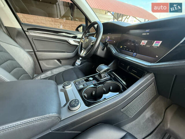 Серый Фольксваген Туарег, объемом двигателя 3 л и пробегом 106 тыс. км за 44700 $, фото 26 на Automoto.ua