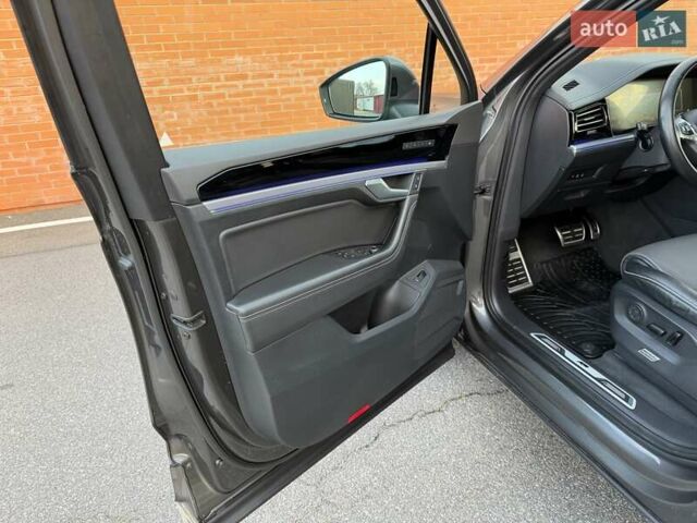 Серый Фольксваген Туарег, объемом двигателя 2.97 л и пробегом 139 тыс. км за 45900 $, фото 47 на Automoto.ua