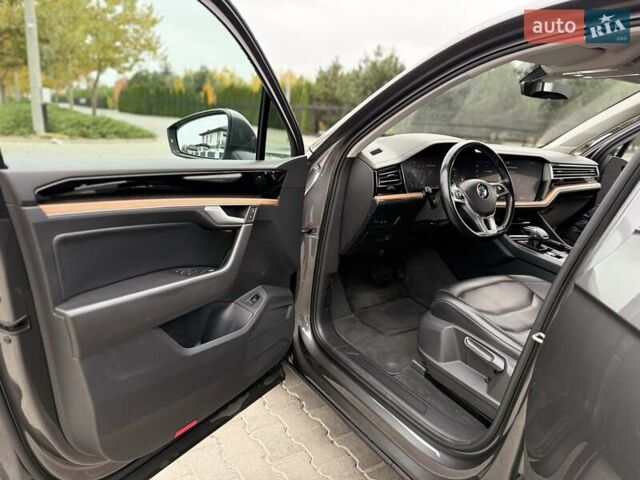 Серый Фольксваген Туарег, объемом двигателя 2.99 л и пробегом 200 тыс. км за 33700 $, фото 28 на Automoto.ua