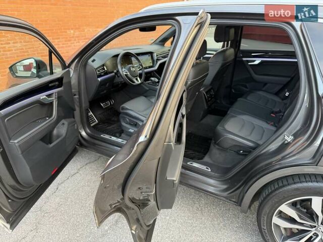 Серый Фольксваген Туарег, объемом двигателя 2.97 л и пробегом 139 тыс. км за 45900 $, фото 44 на Automoto.ua