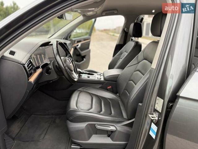 Серый Фольксваген Туарег, объемом двигателя 2.99 л и пробегом 200 тыс. км за 33700 $, фото 26 на Automoto.ua