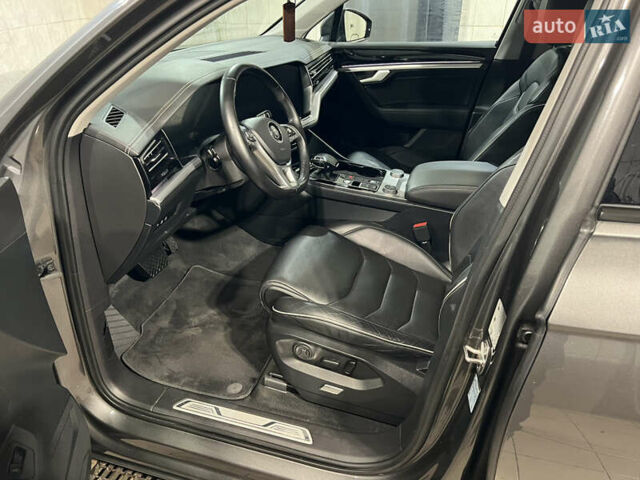 Серый Фольксваген Туарег, объемом двигателя 2.97 л и пробегом 225 тыс. км за 43900 $, фото 24 на Automoto.ua