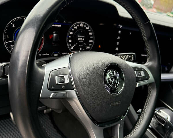 Серый Фольксваген Туарег, объемом двигателя 3 л и пробегом 109 тыс. км за 39700 $, фото 27 на Automoto.ua