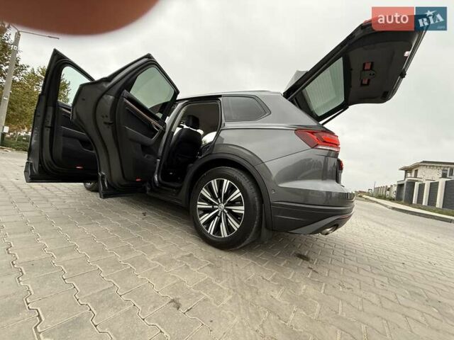 Серый Фольксваген Туарег, объемом двигателя 2.99 л и пробегом 200 тыс. км за 33700 $, фото 54 на Automoto.ua