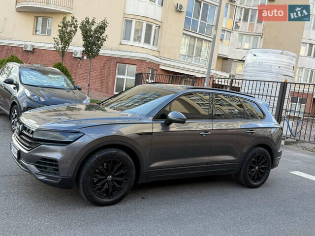 Серый Фольксваген Туарег, объемом двигателя 3 л и пробегом 106 тыс. км за 44700 $, фото 74 на Automoto.ua