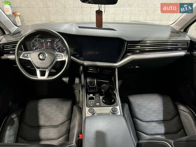 Серый Фольксваген Туарег, объемом двигателя 2.97 л и пробегом 225 тыс. км за 43900 $, фото 31 на Automoto.ua