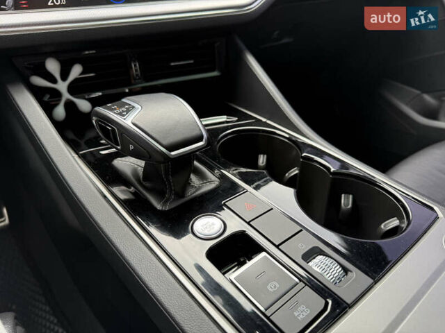 Серый Фольксваген Туарег, объемом двигателя 3 л и пробегом 109 тыс. км за 39700 $, фото 33 на Automoto.ua