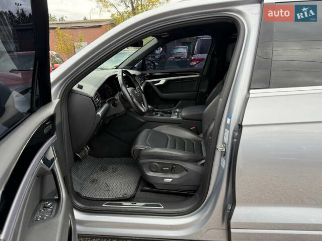 Серый Фольксваген Туарег, объемом двигателя 3 л и пробегом 109 тыс. км за 39700 $, фото 20 на Automoto.ua