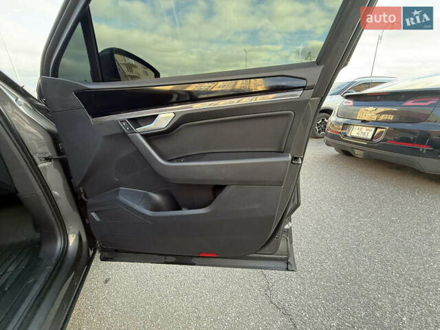 Серый Фольксваген Туарег, объемом двигателя 3 л и пробегом 106 тыс. км за 44700 $, фото 22 на Automoto.ua