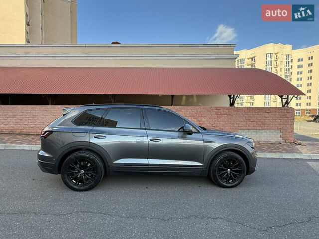 Серый Фольксваген Туарег, объемом двигателя 3 л и пробегом 106 тыс. км за 44700 $, фото 12 на Automoto.ua