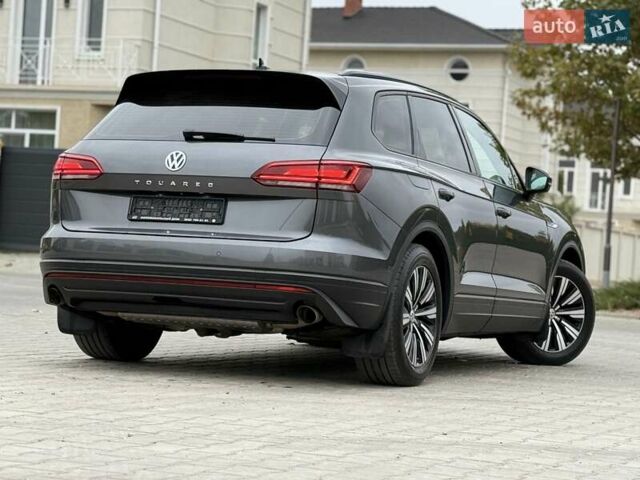 Серый Фольксваген Туарег, объемом двигателя 2.99 л и пробегом 200 тыс. км за 33700 $, фото 3 на Automoto.ua