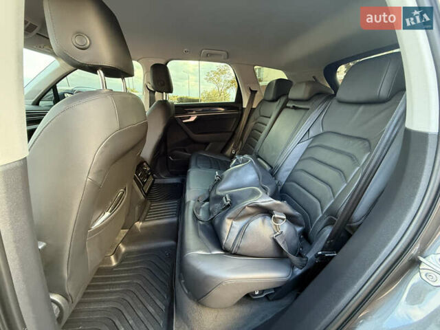 Серый Фольксваген Туарег, объемом двигателя 3 л и пробегом 106 тыс. км за 44700 $, фото 30 на Automoto.ua