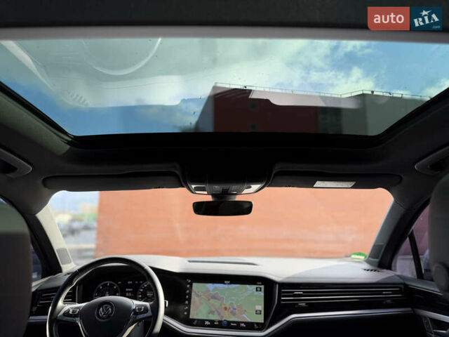 Серый Фольксваген Туарег, объемом двигателя 3 л и пробегом 110 тыс. км за 39900 $, фото 12 на Automoto.ua