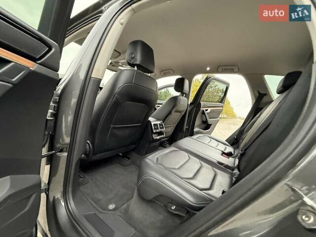 Серый Фольксваген Туарег, объемом двигателя 2.99 л и пробегом 200 тыс. км за 33700 $, фото 47 на Automoto.ua