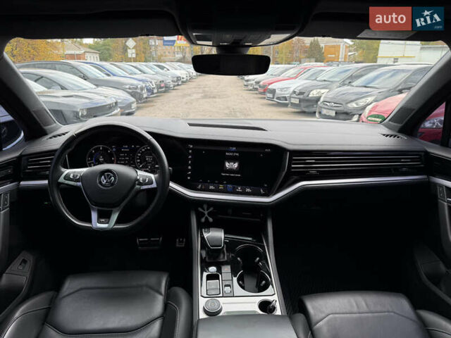 Серый Фольксваген Туарег, объемом двигателя 3 л и пробегом 109 тыс. км за 39700 $, фото 14 на Automoto.ua