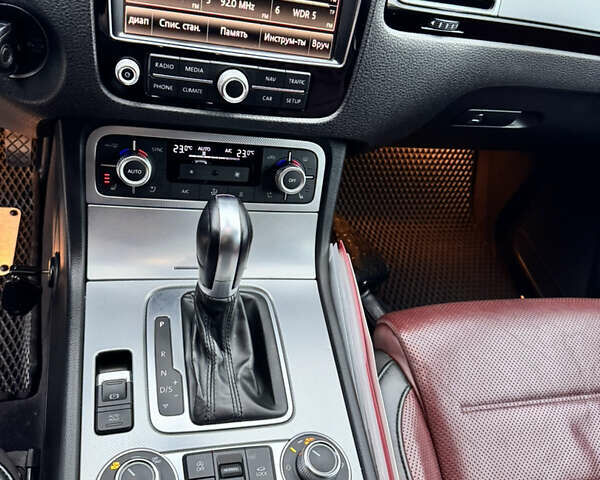 Серый Фольксваген Туарег, объемом двигателя 3 л и пробегом 228 тыс. км за 34900 $, фото 8 на Automoto.ua