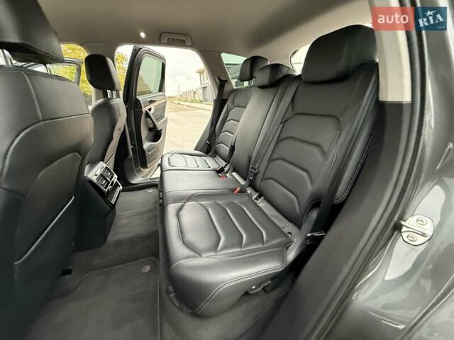 Серый Фольксваген Туарег, объемом двигателя 2.99 л и пробегом 200 тыс. км за 33700 $, фото 48 на Automoto.ua