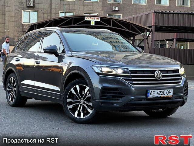 Сірий Фольксваген Туарег, об'ємом двигуна 3 л та пробігом 158 тис. км за 38000 $, фото 1 на Automoto.ua