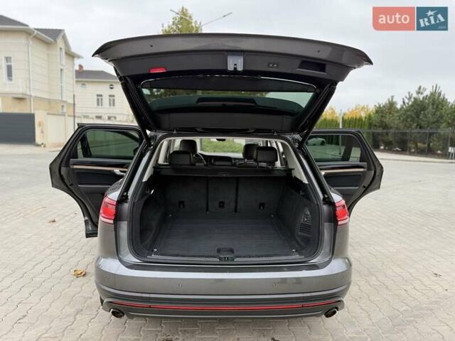 Серый Фольксваген Туарег, объемом двигателя 2.99 л и пробегом 200 тыс. км за 33700 $, фото 42 на Automoto.ua