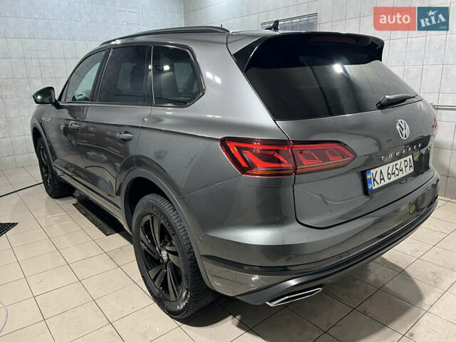 Серый Фольксваген Туарег, объемом двигателя 2.97 л и пробегом 225 тыс. км за 43900 $, фото 2 на Automoto.ua