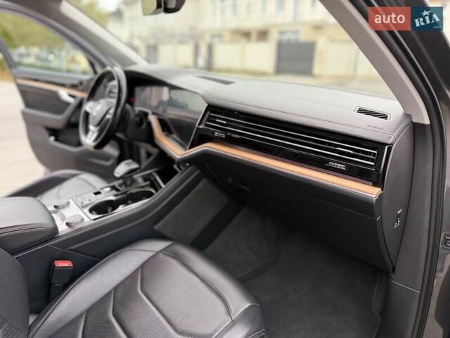 Серый Фольксваген Туарег, объемом двигателя 2.99 л и пробегом 200 тыс. км за 33700 $, фото 38 на Automoto.ua