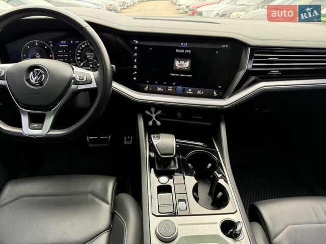 Серый Фольксваген Туарег, объемом двигателя 3 л и пробегом 109 тыс. км за 39700 $, фото 18 на Automoto.ua