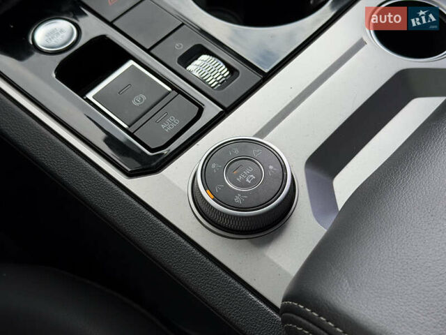 Серый Фольксваген Туарег, объемом двигателя 3 л и пробегом 110 тыс. км за 39900 $, фото 11 на Automoto.ua