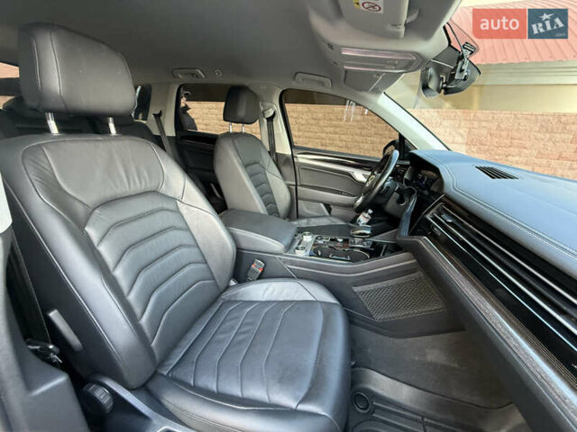 Серый Фольксваген Туарег, объемом двигателя 3 л и пробегом 106 тыс. км за 44700 $, фото 24 на Automoto.ua