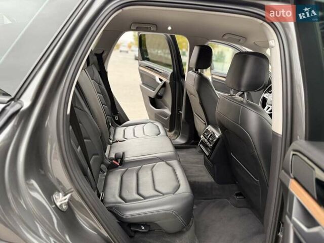 Серый Фольксваген Туарег, объемом двигателя 2.99 л и пробегом 200 тыс. км за 33700 $, фото 35 на Automoto.ua