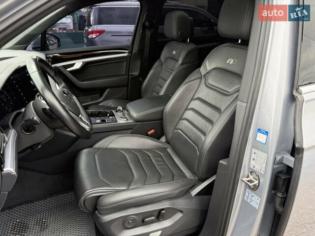 Серый Фольксваген Туарег, объемом двигателя 3 л и пробегом 109 тыс. км за 39700 $, фото 22 на Automoto.ua