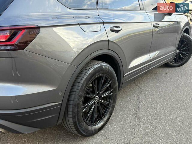 Серый Фольксваген Туарег, объемом двигателя 3 л и пробегом 106 тыс. км за 44700 $, фото 35 на Automoto.ua