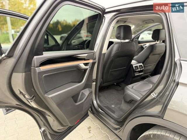 Серый Фольксваген Туарег, объемом двигателя 2.99 л и пробегом 200 тыс. км за 33700 $, фото 29 на Automoto.ua