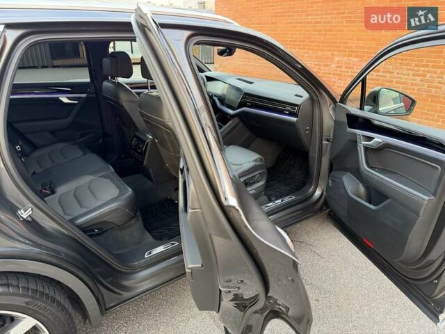 Серый Фольксваген Туарег, объемом двигателя 2.97 л и пробегом 139 тыс. км за 45900 $, фото 49 на Automoto.ua